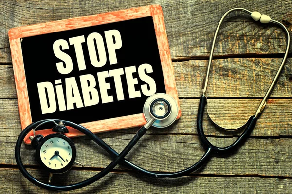Diyabet kavramı durdurmak. Yazı tahtası ahşap arka plan üzerinde beyaz tebeşir ile el yazısı diyabet durdurmak