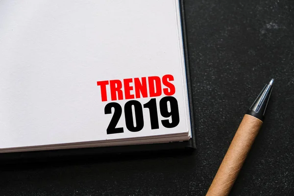 2019 Trendy Nápis Programu Poznámkový Blok Stole — Stock fotografie