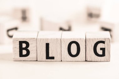Blog kavramı. Metin ile ahşap bloklar: Blog