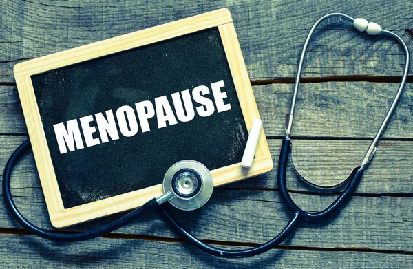 Menopoz Bir Yazı Tahtası Ahşap Arka Plan Üzerinde Beyaz Tebeşir — Stok fotoğraf