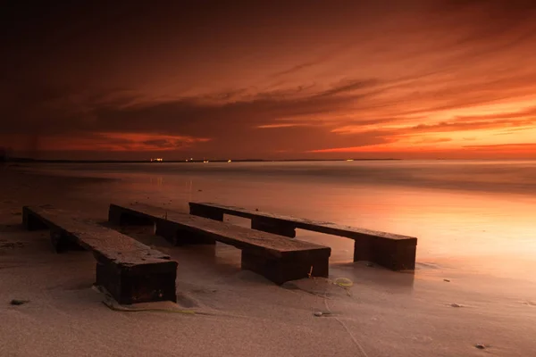 Bancos Solitários Praia Entardecer Fundo — Fotografia de Stock