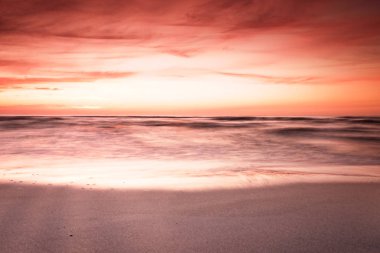 doğal gün batımı ve deniz plaj görüntüleyin