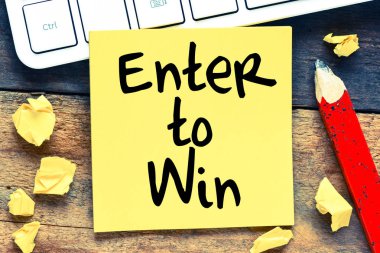 Laptop yanında iş kavramı masada kazanmak için katılın