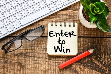 Laptop yanında iş kavramı masada kazanmak için katılın