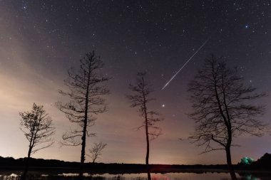 Perseid meteor çizgi gece gökyüzünde