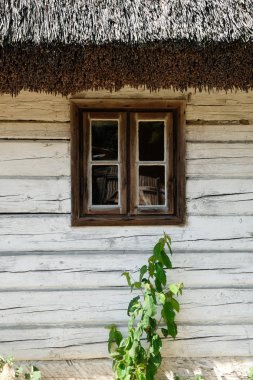 eski ahşap evin küçük pencere