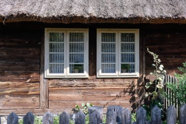 eski ahşap evin beyaz windows
