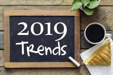 Eğilimleri 2019 metin kavramı, ahşap arka plan