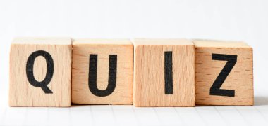 Kelime Quiz. Beyaz arka plan üzerinde izole harflerle ahşap küçük küpler