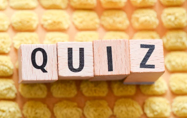 Wooden Cubes Forming Word Quiz — Stock Photo, Image