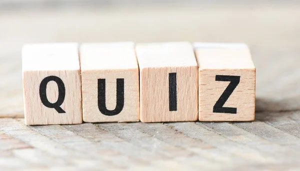 Wooden Cubes Forming Word Quiz — Stock Photo, Image