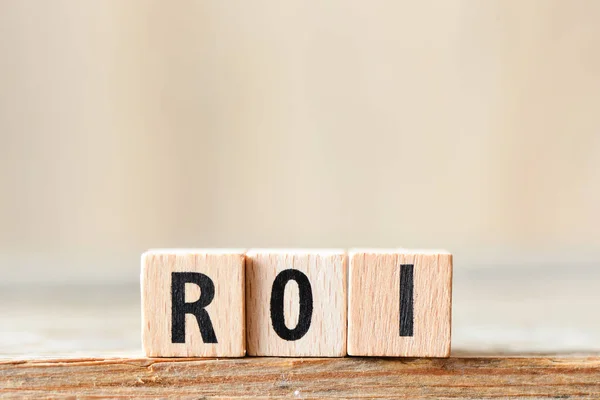投资回报 投资回报 方块木块 字母表构造单词Roi — 图库照片