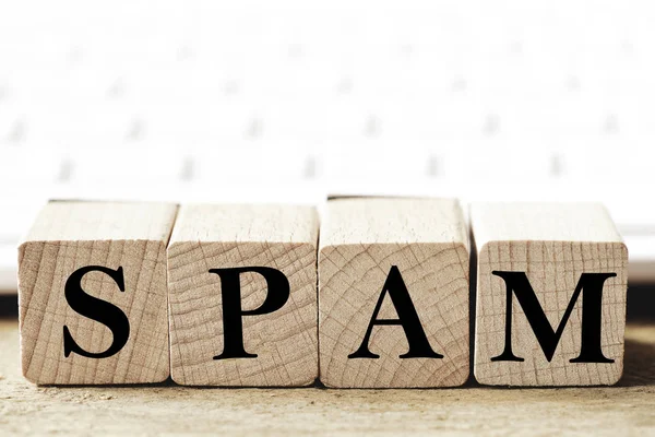 Ahşap küpleri harfler ve simgeler ile spam yakından görmek