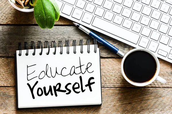 Educarse Mano Cuaderno Con Taza Café Pluma Cerca Del Teclado — Foto de Stock