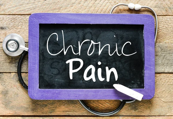 Chronische Pijn Handgeschreven Met Wit Krijt Een Schoolbord Houten Achtergrond — Stockfoto