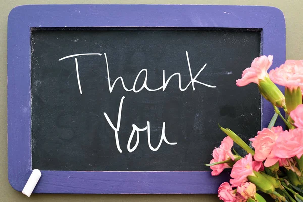 感谢你在黑板和鲜花上的文字 — 图库照片