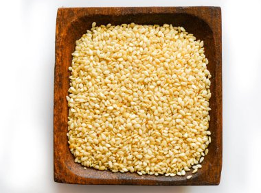 Ahşap bir tabak içinde parlak susam