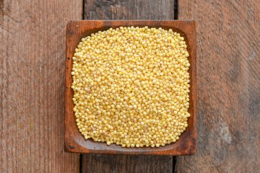 Darı kabuğu çıkarılmış tane ahşap tabak