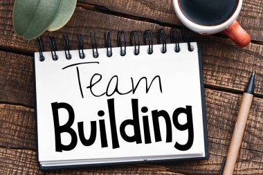 Takım defter ile kahve fincanı ve kalem ahşap arka plan üzerinde el yazısı oluşturma