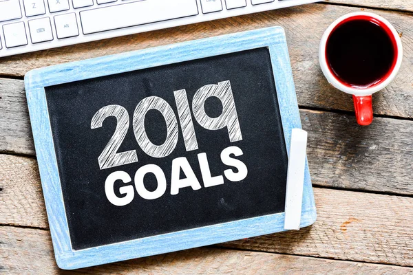 2019 gol metin kara tahta ahşap arka plan üzerinde klavye yakın tarih 