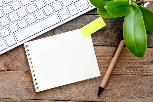 Ein Leeres Notizbuch Auf Dem Holz Anwesenheit Einer Tastatur Und — Stockfoto