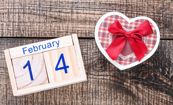 Ξύλινο Ημερολόγιο Φεβρουαρίου Και Της Καρδιάς Φόντο Ημέρα Του Αγίου — Φωτογραφία Αρχείου