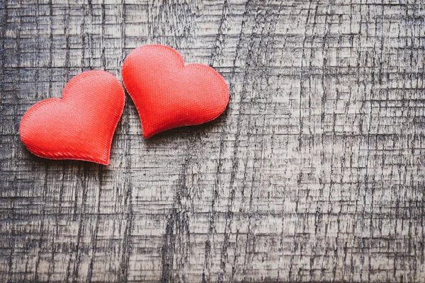 Couple Cœurs Rouges Sur Vieux Fond Bois — Photo