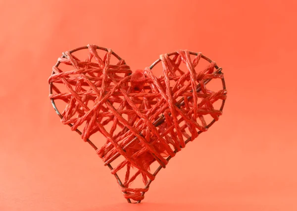 红色背景上的手工制作的心脏形状 — 图库照片