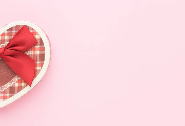 Caixa Forma Coração Artesanal Fundo Rosa — Fotografia de Stock