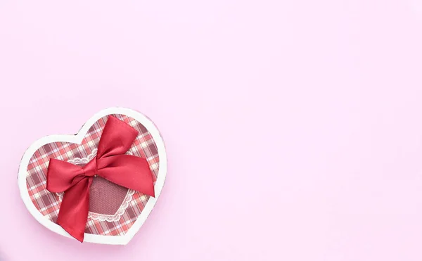 Caixa Forma Coração Artesanal Fundo Rosa — Fotografia de Stock