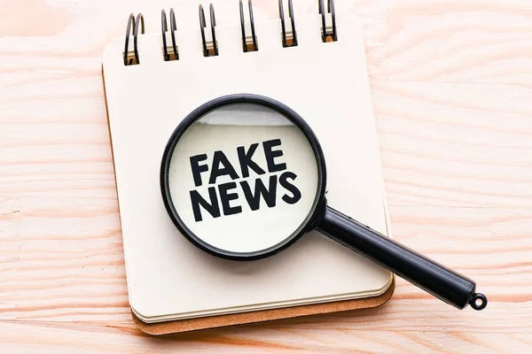 Vergrootglas Boven Fake Nieuws Tekst Concept — Stockfoto