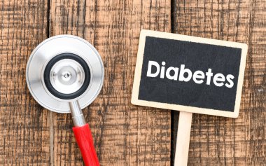 Diyabet metin kavramı. Ahşap masa üzerinde stetoskop ve yönetim kurulu Üstten Görünüm