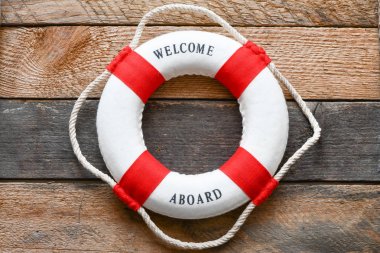 Lifebuoy ile ifade ahşap zemin üzerine gemiye hoş geldiniz