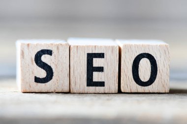 harfler ve semboller ile ahşap küpler SEO yakın bakış 