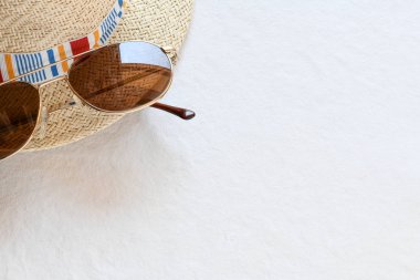 beyaz arka plan üzerinde parlak renkli kurdele ve güneş gözlüğü ile hasır şapka üst görünümü    