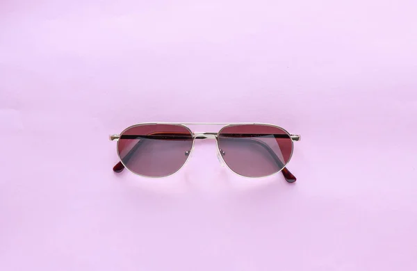 Nahaufnahme Einer Stylischen Sonnenbrille Auf Hellviolettem Hintergrund — Stockfoto