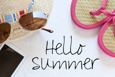 parmak arası terlik, gözlük ve akıllı telefon ile seyahat ve yaz konsepti 