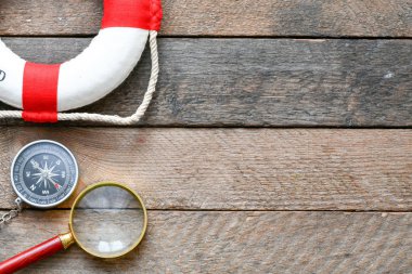 ahşap arka plan üzerinde plaj ekipmanları, seyahat konsepti  