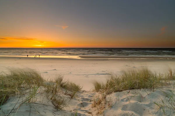 Praia Areia Com Mar Ondulado Fundo Colorido Pôr Sol — Fotografia de Stock