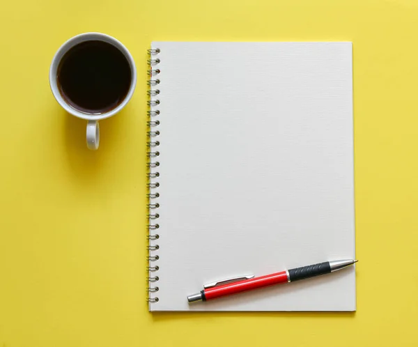 Vue Dessus Lieu Travail Avec Bloc Notes Vide Stylo Tasse — Photo