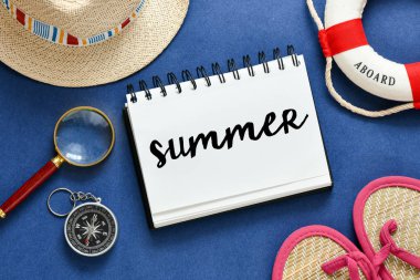 not defteri, hayat kurtarıcı, büyüteç, parmak arası terlik ve pusula ile seyahat ve yaz konsepti 