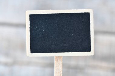 ahşap zemin üzerinde boş tebeşir tahtası yakından görünümü