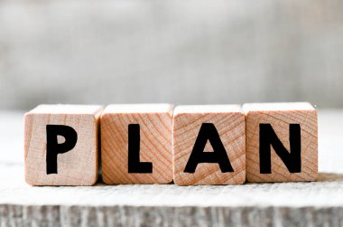 ahşap zemin üzerinde plan yazı ile ahşap blokların yakın görünümü