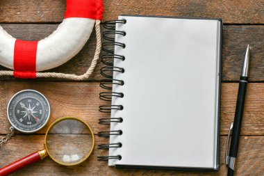 ahşap masa üzerinde büyüteç, cankurtaran ve boş dizüstü üst görünümü