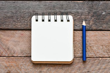 spiral defter ders kitabı, ahşap kalem, ahşap masa plakaları yüzey 