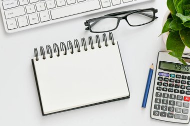 hesap makinesi, gözlük, ders kitabı ve klavye ile ofis işyeri tablo