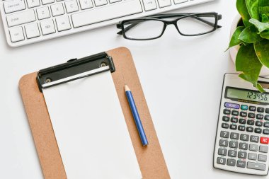 hesap makinesi, gözlük, pano ve klavye ile ofis işyeri tablo