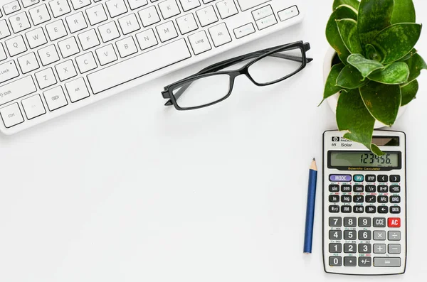 Tavolo Lavoro Ufficio Con Calcolatrice Occhiali Tastiera — Foto Stock