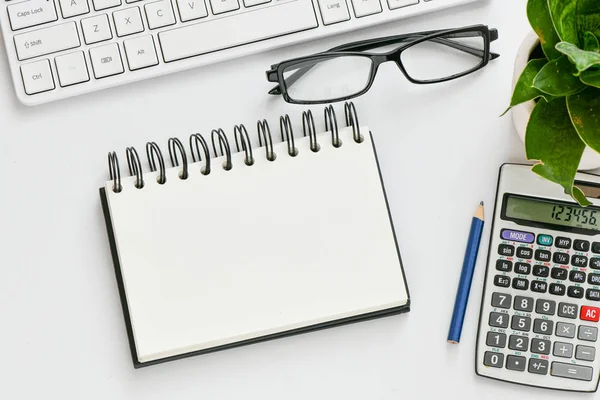 Tavolo Lavoro Ufficio Con Calcolatrice Occhiali Libro Testo Tastiera — Foto Stock