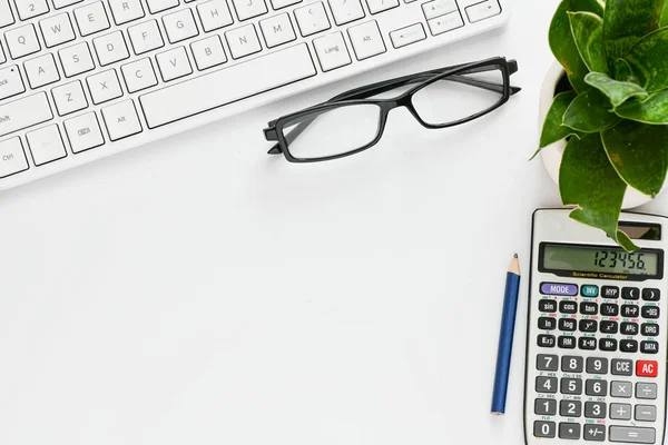 Office Werkplek Tabel Met Calculator Bril Toetsenbord Potlood Groene Plant — Stockfoto